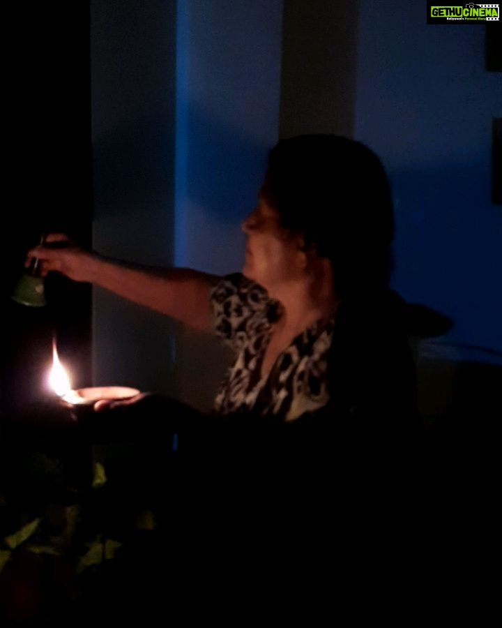 Mona Singh Instagram - Darkness cannot drive out darkness only LIGHT can 😇#mum #gocorona #india #divineenergy #divineencounter #light #teamindia
