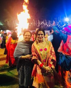 Mona Singh Instagram - Happpyyyy lohri #love #lights #happiness #mygang