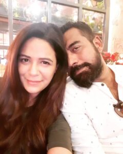 Mona Singh Instagram - Happy 2020 from us to u 🤗😁😍 #2020 #newyear #happiness