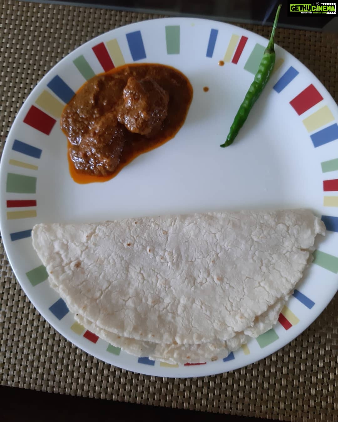 Mona Singh Instagram - U cant just eat good food you've got to talk about it too ,thank u @the_dabbawali for this awesome meal loved the fish curry n chicken n super soft bhakri. Cant wait to order our next meal