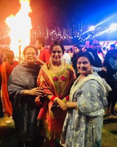 Mona Singh Instagram - Happpyyyy lohri #love #lights #happiness #mygang