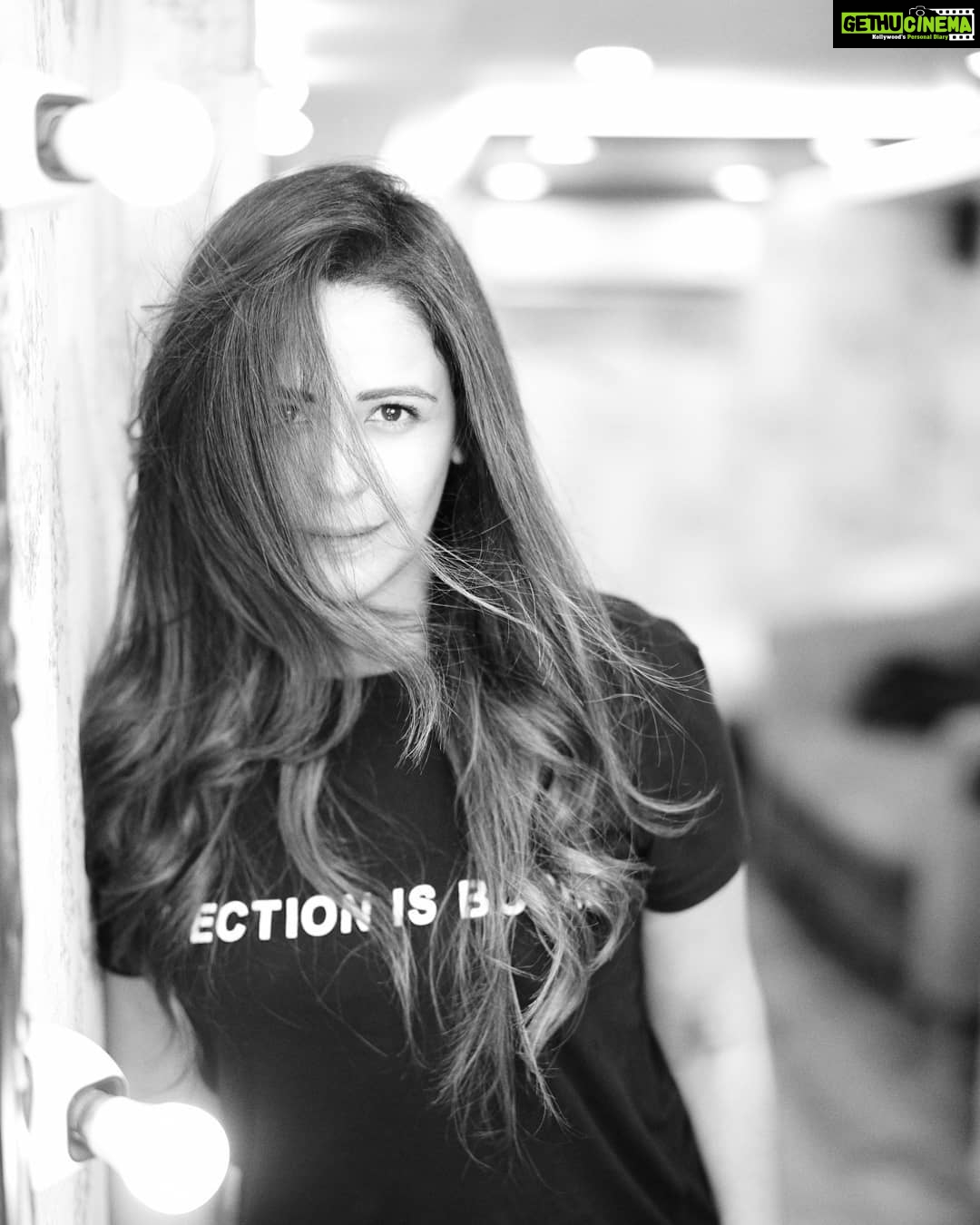 Mona Singh Instagram - Happiness is ..when u make unexpected new friends @avigowariker u are a gem thank u for this one #postpackupshot Film City