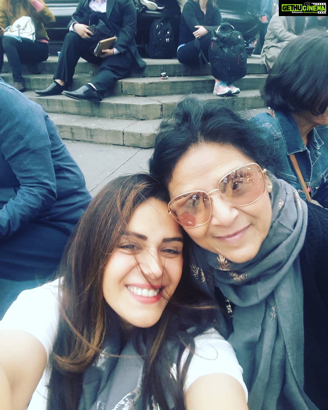 Mona Singh Instagram - Meri maa my world my home my bestfriend my cheerleader I love u maaaa #happymothersday #maa #myworld #happyus