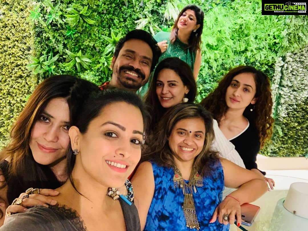 Mona Singh Instagram - #friends #laughs #food #happyfaces