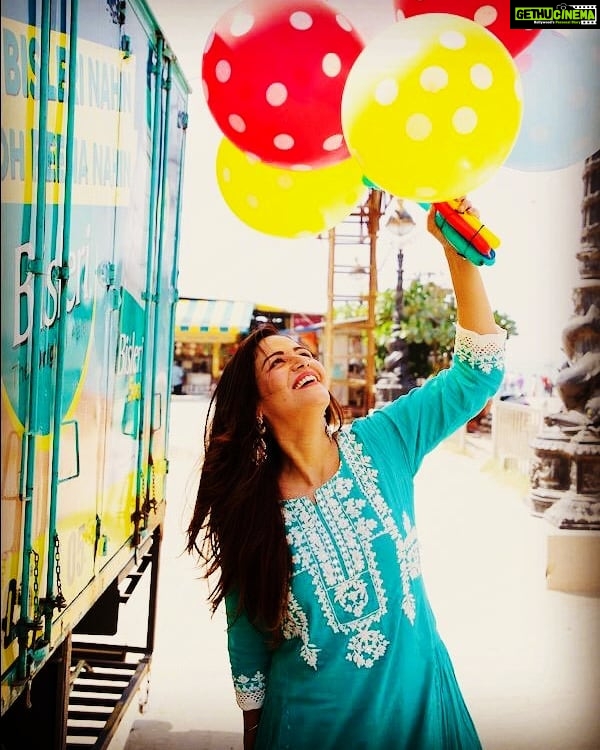 Mona Singh Instagram - Happiness is .....balloons #lookingup #balloons #happy #cheerup #simplelife