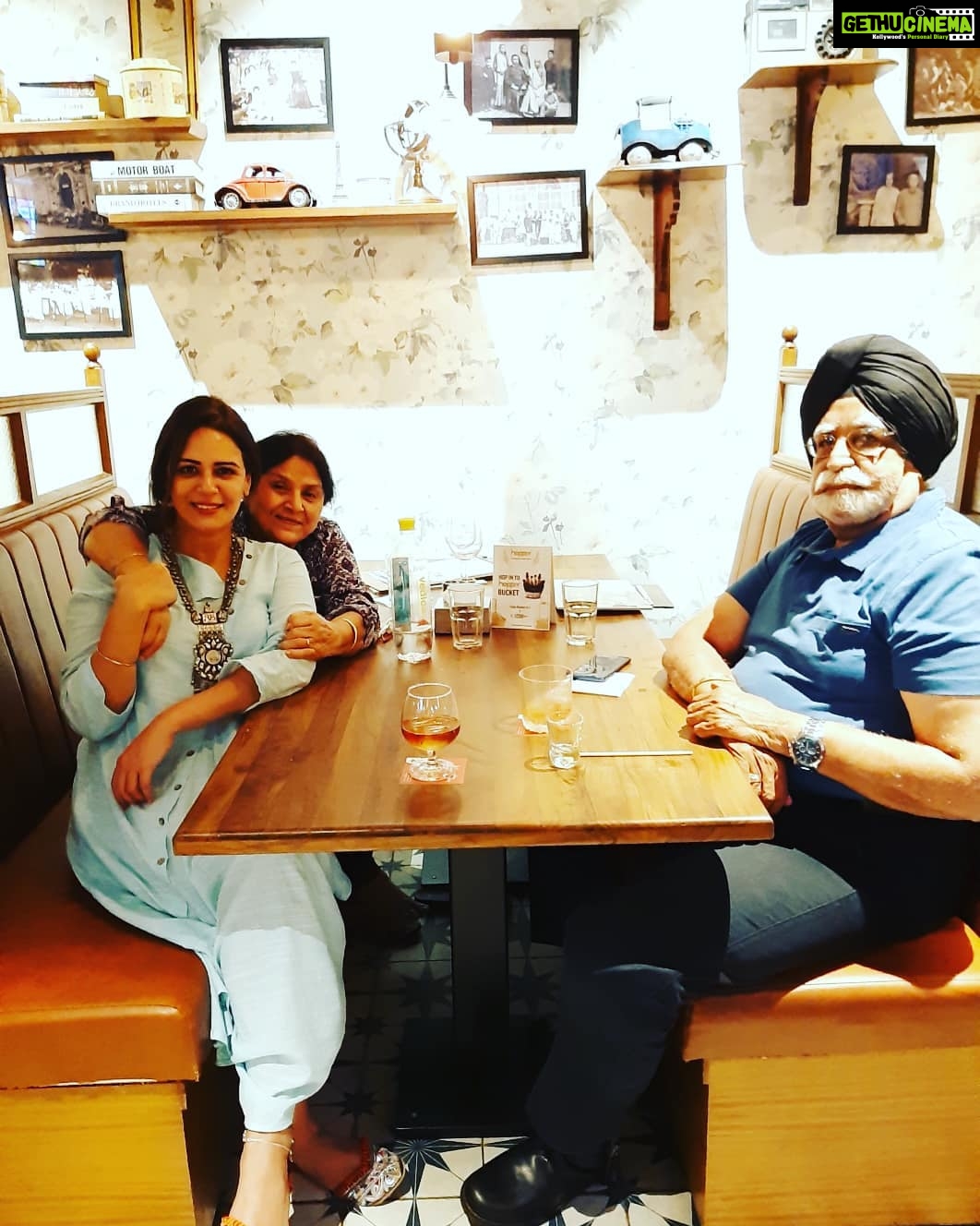 Mona Singh Instagram - Celebrating womens day with family #loveudad #women #familytime #equality #fun #womensday2019 #motherdaughter #8thmarch #girlpower