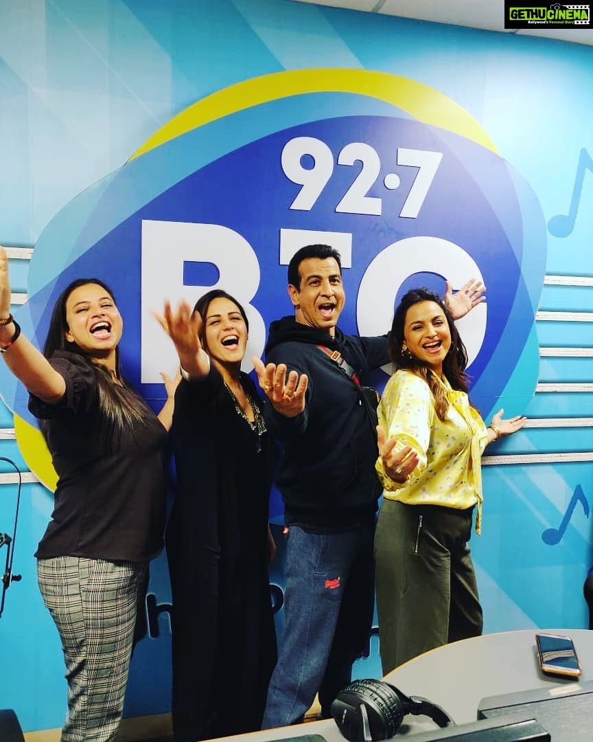 Mona Singh Instagram - Thank u RJ Rani for such a fun chat on 92.7 @bigfm #promotions #posers #kehnekohumsafarhain @altbalaji