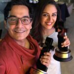 Mona Singh Instagram - Love what u do,n enjoy the rewards. Gaurav gera for best actor Comic and I got best actor for Yeh meri family. Thank u Talent Track #bestmoment #besties #awards #rewards @tvfqtiyapa @eightypackabs @akvarious @gauravgera