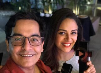 Mona Singh Instagram - Love what u do,n enjoy the rewards. Gaurav gera for best actor Comic and I got best actor for Yeh meri family. Thank u Talent Track #bestmoment #besties #awards #rewards @tvfqtiyapa @eightypackabs @akvarious @gauravgera