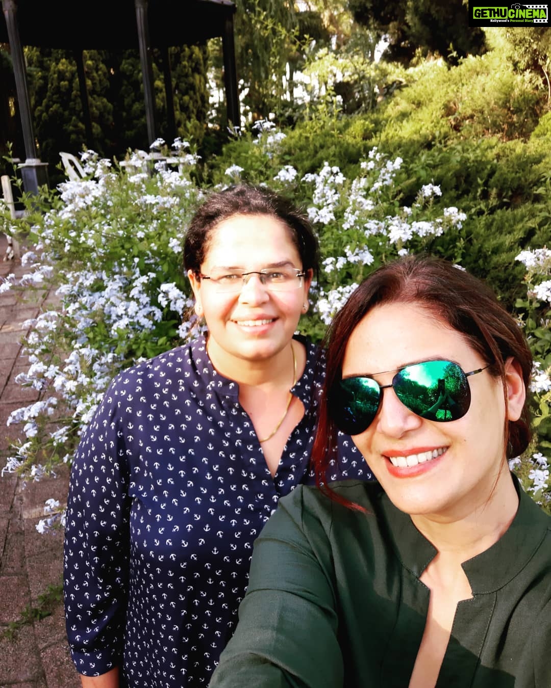 Mona Singh Instagram - In the cookies of life,sisters are the choco chips #sisterlove #familytime #vacationmode #perth #australia Willow Pond Reception Centre