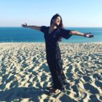 Mona Singh Instagram – Let the sea set u free #sanddunes #visitqatar #season2 #kehnekohumsafarhain