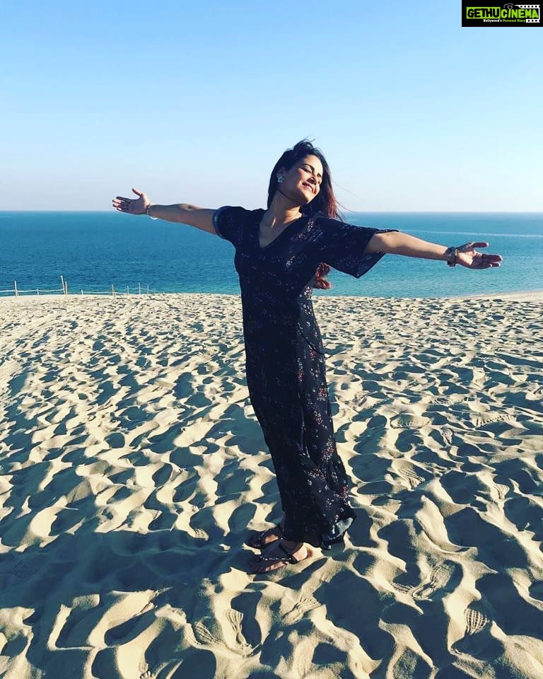 Mona Singh Instagram - Let the sea set u free #sanddunes #visitqatar #season2 #kehnekohumsafarhain