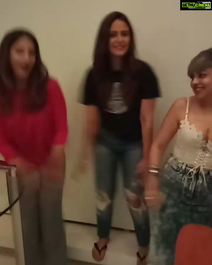 Mona Singh Instagram - Garbha gone wrong 😂#boomerang #besties #galgang