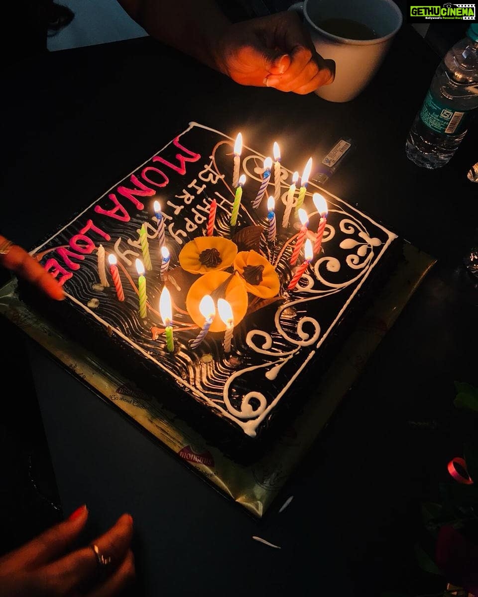Mona Singh Instagram - 16 candles only, well I stopped counting after that😁😶#bdaycake #happyme #mystaff