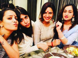 Mona Singh Instagram - #dinnertime #selfie #pout #pose #smile #red
