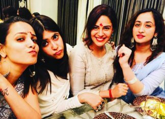 Mona Singh Instagram - #dinnertime #selfie #pout #pose #smile #red