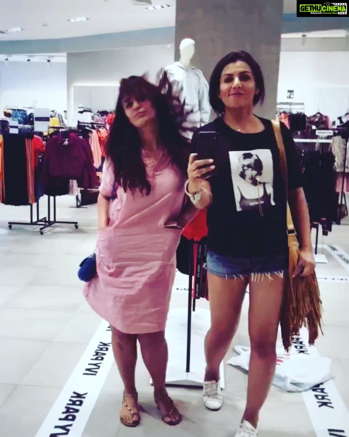 Mona Singh Instagram - Madness...#thailand #boomerang #happy #crazyfriends @aberwal Thailand