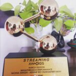 Mona Singh Instagram - Ok so I got an award yesterday for a Breakthrough Perfòrmance in #kehnekohumsafarhain thank u @thedigitalhash for this cutie.. big hug to @ektaravikapoor @srishtibehlarya @muktadhond @nimishalok