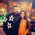 Mona Singh Instagram - DJ waale babu... The Man with VAKHARA SWAG...#badshah #indiabanegamanch #funshoot #insta #swag #instagood #colorstv