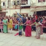 Mona Singh Instagram – If ur not having fun ur doing it wrong…. #tugofwar #funday #crazytimes #bddchawl #shootdairies #amchimumbai #indiabanegamanch #galsjustwannahavefun #desistyle #happyfaces #colorstv