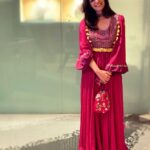 Mona Singh Instagram - #urbangypsy @monajsingh in @toraniofficial Neckpiece : @sangeetaboochra Jewelry store : @aquamarine Shoes : @oceedeeshoes Potli bag : @shadesofindia HMU : @rohroe Styled by my team @vidhigala @kunjan_sumaria and me!!!