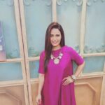 Mona Singh Instagram - Love my job... #hosting #indiabanegamanch #colorstv outfit @payalkhandwala jewellery @jaypore @dilipsoni13 #happyme #pink💕
