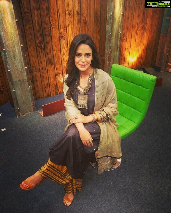 Mona Singh Instagram - Amidst all the chaos I managed to pose... #shootdairies #shootmode #indiabanegamanch #colorstv #comingsoon @shadesofindia