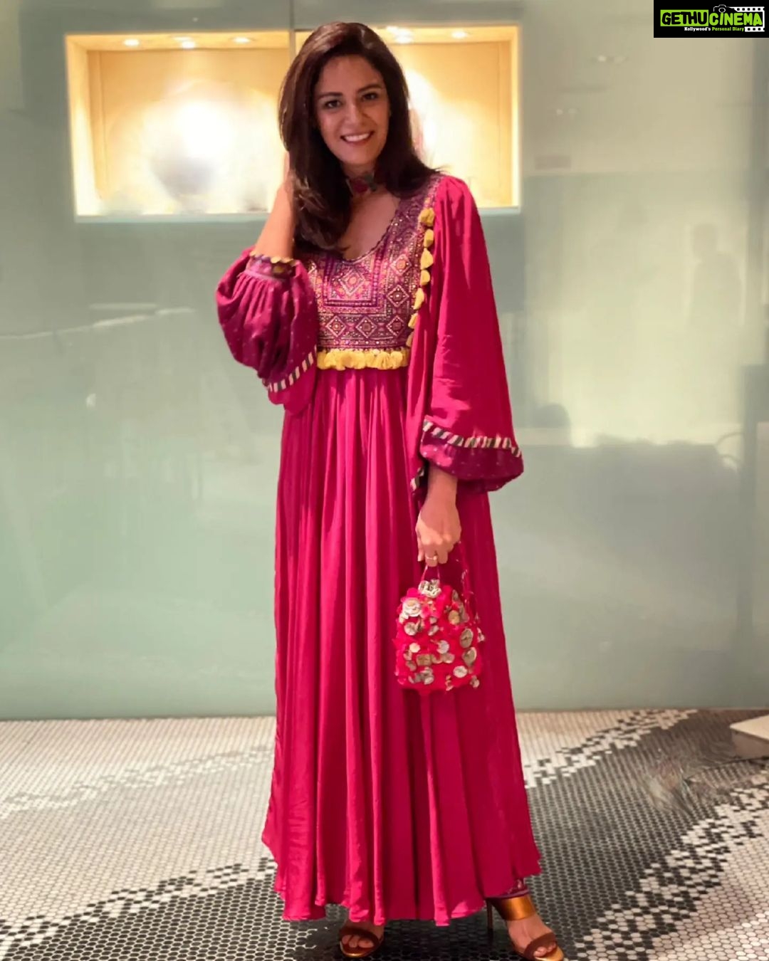 Mona Singh Instagram - #urbangypsy @monajsingh in @toraniofficial Neckpiece : @sangeetaboochra Jewelry store : @aquamarine Shoes : @oceedeeshoes Potli bag : @shadesofindia HMU : @rohroe Styled by my team @vidhigala @kunjan_sumaria and me!!!