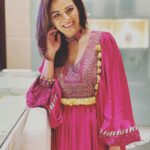 Mona Singh Instagram – #pink #pinkish #happycolor #blush 
Styled by @smriti.schauhan 
Hairnmakeup by @rohroe 

Outfit : @toraniofficial
Neckpiece designed by : @sangeetaboochra 
Jewelry store : @aquamarine
Shoes : @oceedeeshoes
Potli bag : @shadesofindia