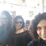 Mona Singh Instagram - Dubai bound..... #selfies #traveldairies #dubai #theatre #unfaithfullyours #earlymorningflights #instamoment #instagood #happyfaces #sunshine #mumbaikar