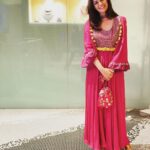 Mona Singh Instagram - #pink #pinkish #happycolor #blush Styled by @smriti.schauhan Hairnmakeup by @rohroe Outfit : @toraniofficial Neckpiece designed by : @sangeetaboochra Jewelry store : @aquamarine Shoes : @oceedeeshoes Potli bag : @shadesofindia