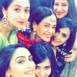 Mona Singh Instagram - Gals rule... #girlpower #girlsrule #diwali #festivals #selfie #whatanite #diva #posers #love #lights #instagood #mumbaidiaries