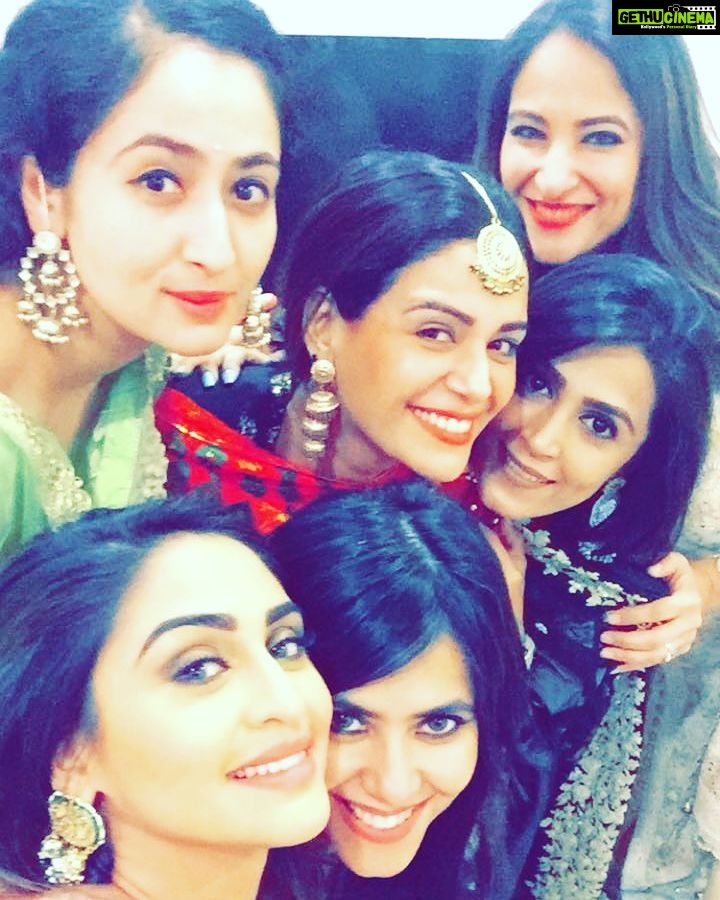 Mona Singh Instagram - Gals rule... #girlpower #girlsrule #diwali #festivals #selfie #whatanite #diva #posers #love #lights #instagood #mumbaidiaries