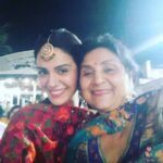 Mona Singh Instagram - Love u maaa. #mabestfriend #diwali #selfie #armyclub #red #nocrackers #foodporn #sweets #perfecto #mumbaidiaries #desi #instago