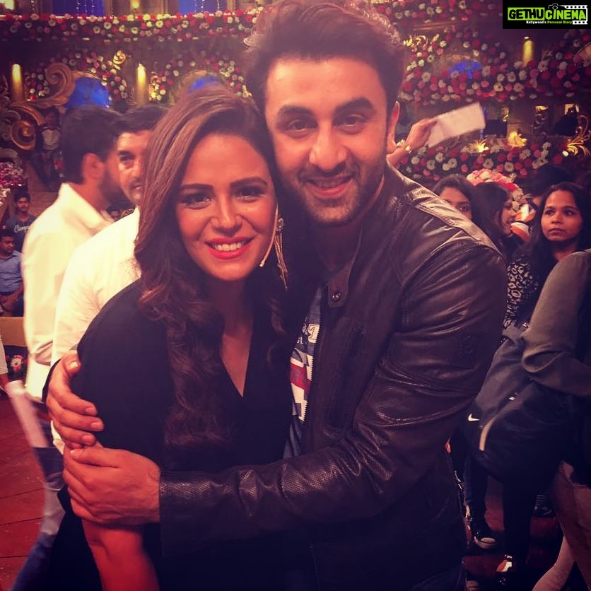 Mona Singh Instagram - My awwww moment... #aedilhaimushkil #ranbirkapoor #picoftheday #happyfaces #happyme #instagram #mumbaidiaries #shoot #instagood #instago #smiling