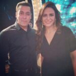 Mona Singh Instagram - With the One n Only .... #salmankhan #bigbosss #onset #shootmode #black #strikeapose #insta #instagood #instago #instagram #beinghuman