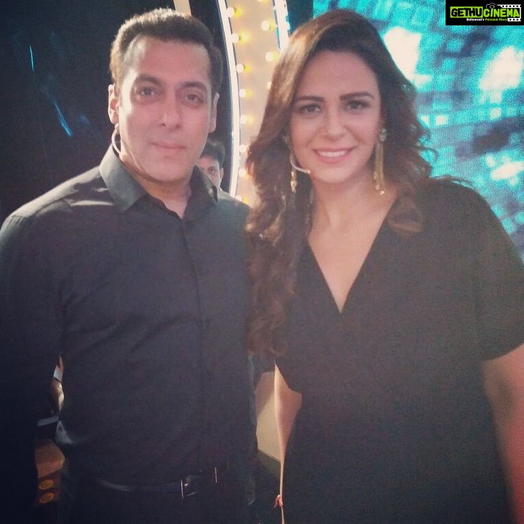 Mona Singh Instagram - With the One n Only .... #salmankhan #bigbosss #onset #shootmode #black #strikeapose #insta #instagood #instago #instagram #beinghuman