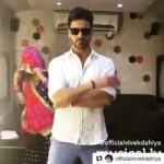 Mona Singh Instagram - While we do intense scenes in our show we gotta show our mad side too u see... #dandiya #pujo #dusshera #edm #crazy #happy #madside #unstoppable #mumbai #shooting #lights #camera #action @officialvivekdahiya