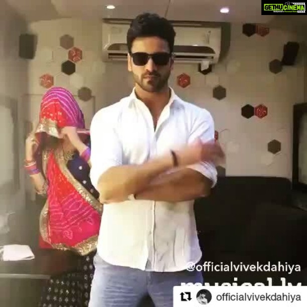 Mona Singh Instagram - While we do intense scenes in our show we gotta show our mad side too u see... #dandiya #pujo #dusshera #edm #crazy #happy #madside #unstoppable #mumbai #shooting #lights #camera #action @officialvivekdahiya