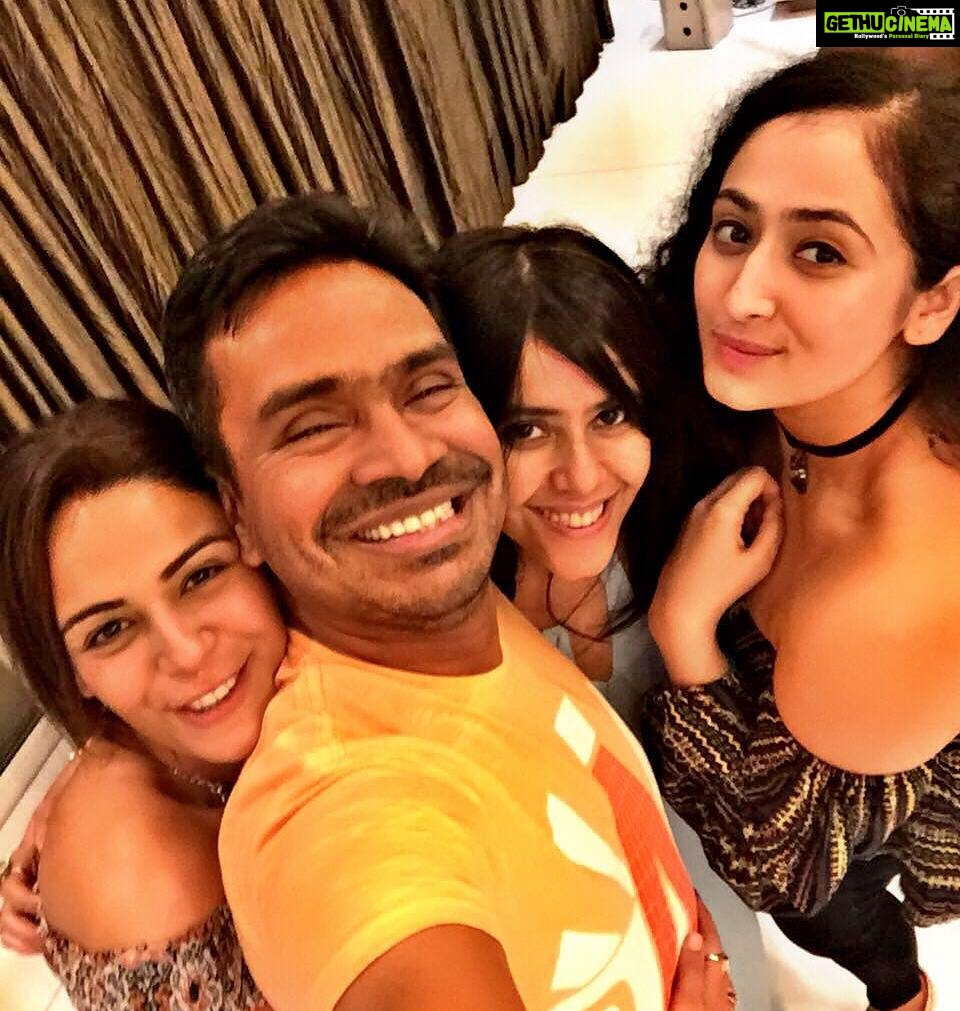 Mona Singh Instagram - Happy faces... #ourtribe #happy #love #instagood #foodie #laughriots #happyfaces #selfie