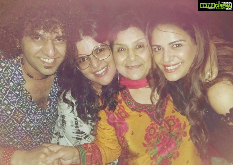 Mona Singh Instagram - And we posed n partied ... #doublecelebrations #momnme #friends #love #family #happiness #pandey #instagood #instago