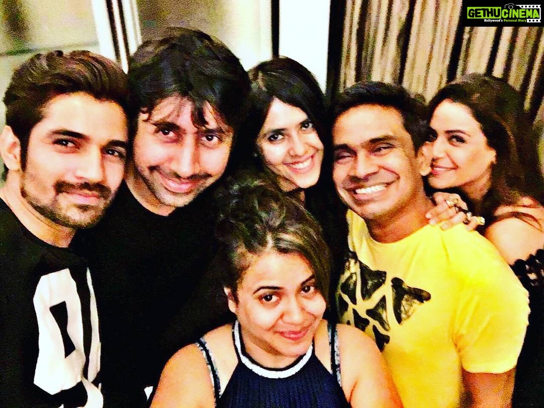 Mona Singh Instagram - Partied posed ate n said goodbyes too... Tanu u'll be missed... #nonstop #giggles #laughriots #yellow #food #drinks #happyfaces #instagood #instago #instagram #whatanight @vishal.singh786 @tanusridgupta @ek_ek_ekoo