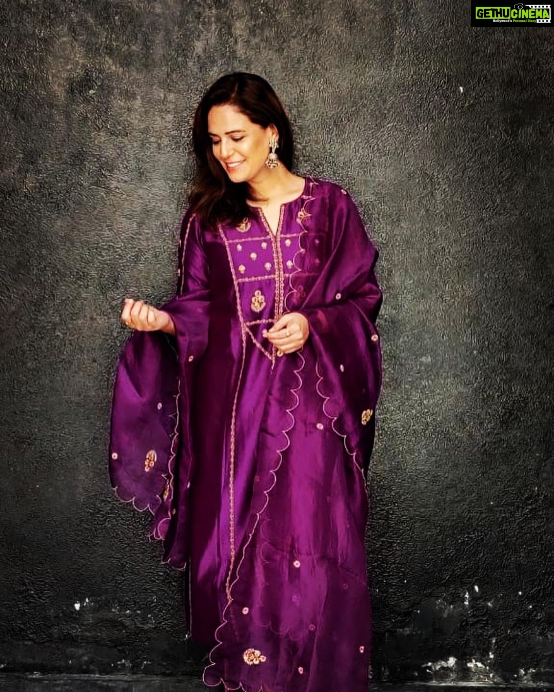 Mona Singh Instagram - #purple Styled by @smriti.schauhan Makeup n hair by @rohroe Outfit : @labelearthen Jewelry : @amrapalijewels