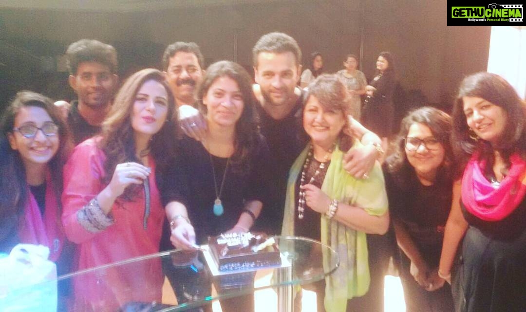 Mona Singh Instagram - My Rishuu's happy to u... #birthday #wishes #happyfaces #onstage #cake #love #joy #happiness #friends #instagram #instago