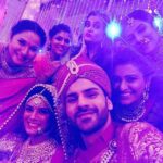 Mona Singh Instagram – Happy bundela pariwaar…. #onset🎥🎬 #shootmode #alwaysreadyforselfie #happyfaces @officialvivekdahiya #kawach #mumbai #colors #red #shaadi #desiwedding