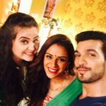 Mona Singh Instagram - kawachinggh #shooting #happyfaces #intensescenes #selfies #kawach #colors #instagood #mumbaidiaries #onset🎥🎬 @arjunbijlani