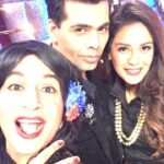 Mona Singh Instagram – on the sets of jhalak dikh la ja with the coolest judge everrrr #karanjohar and my mad friend #chutki #colors  #aquamarine #danceparty #danceparty #jhalak #insta @anusoru @aquamarine_jewellery @gauravgera
