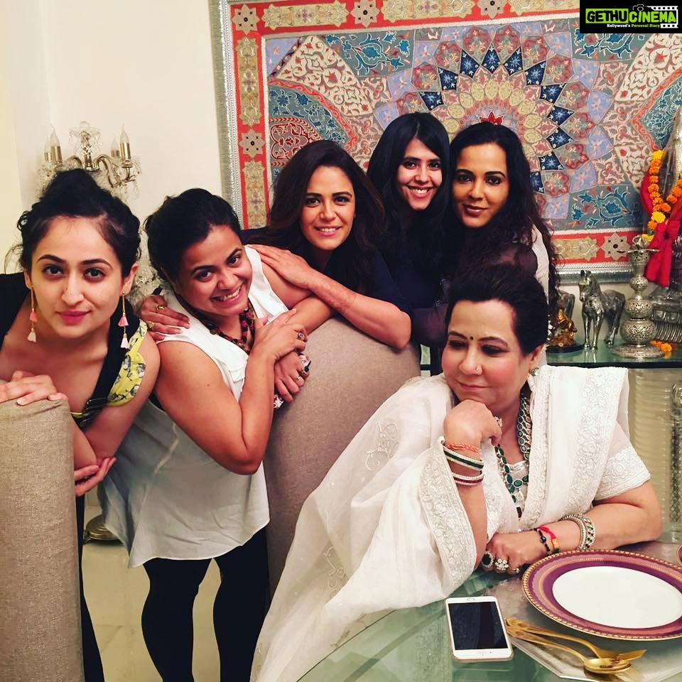 Mona Singh Instagram - #girlsniteout #galsjustwannahavefun #girltalk #laughriots #instalike