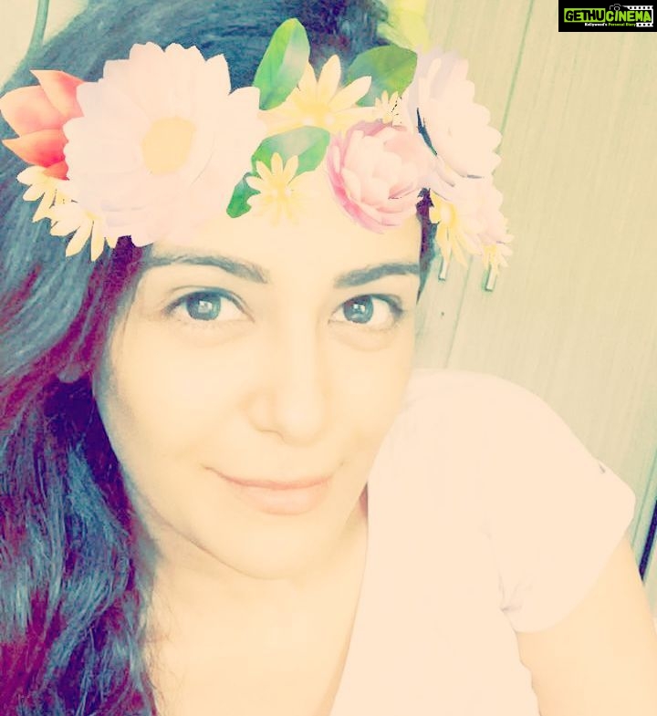 Mona Singh Instagram - #serioustimepass #atwork #shoot #shootmode #bigeyes #pink #tiara #snapchat #potrait #justlikethat #hmmmm #ilovepink #instamood #instagram