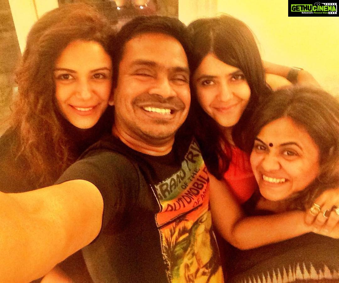 Mona Singh Instagram - #andwemet #missedus #andmushytakesaselfie #happy #gigglesgalore #instacool